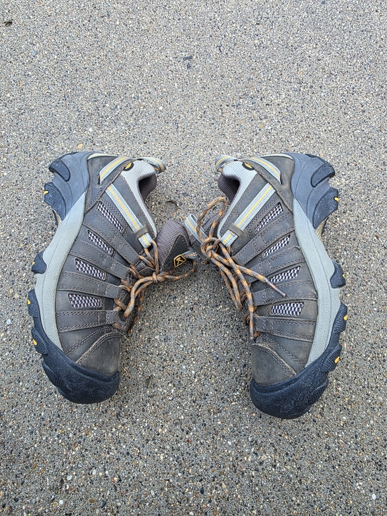KEEN Men\'s Gray and Brown Trail Hiking Shoes 10.5 main image 8